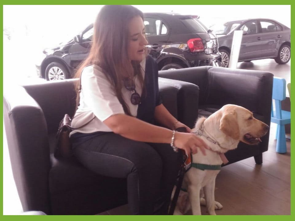 Foto de uma mulher com um Cão do programa Cão HKeller nas Empresas